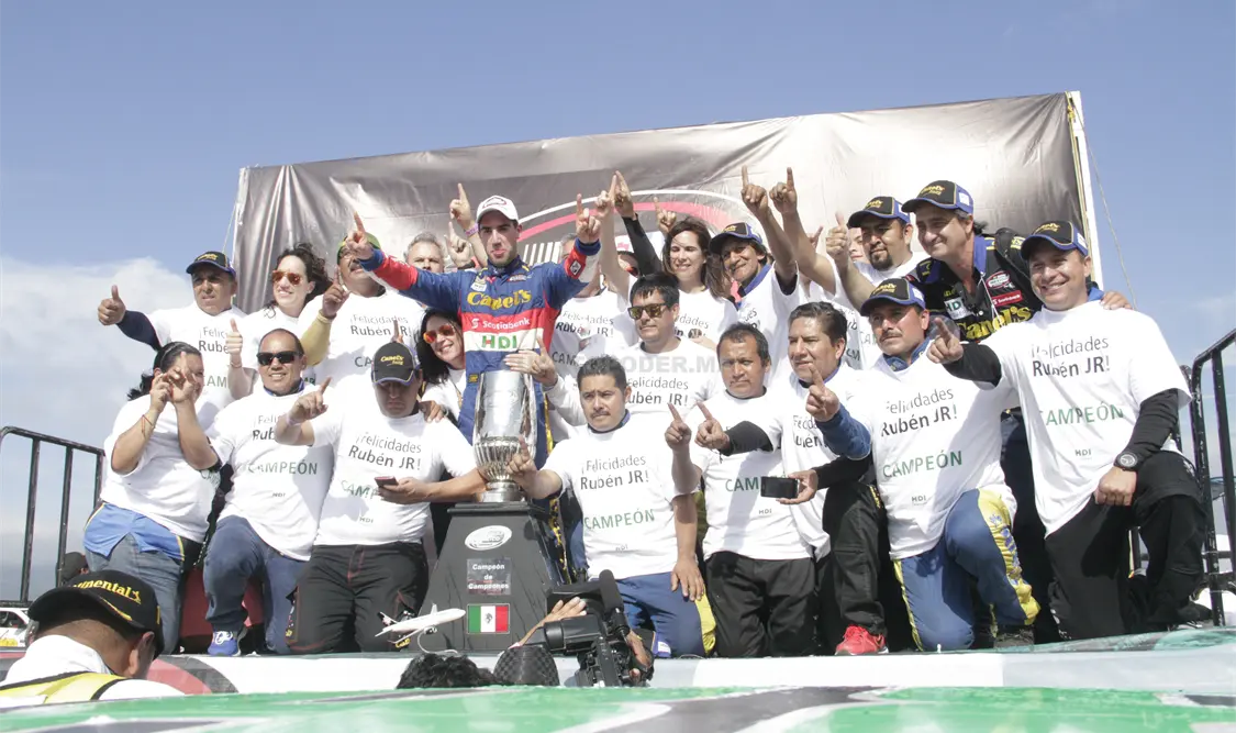 Rubén García Jr. festejando con su equipo el campeonato de Nascar México Series 2015. Guillermo Ramos / CP