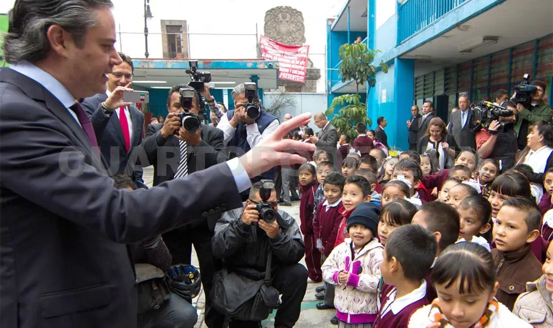 El titular de Educación, Nuño Mayer, conversando con niños de la Escuela Primaria Rodolfo Menéndez, ubicada en la calle San Idelfonso, Ciudad de México. Notimex