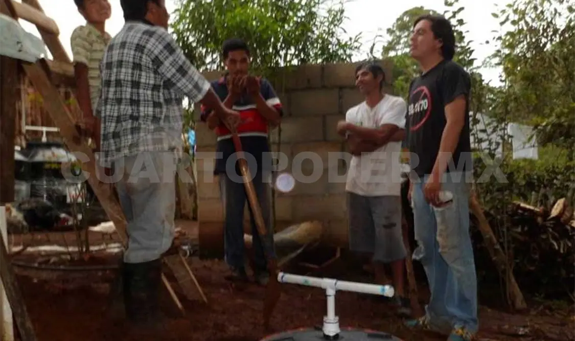 Se utiliza un tinaco para agua como reactor que fermente los desechos humanos. Cortesía