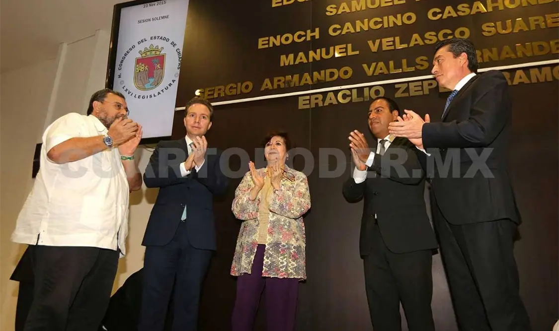 Ceremonia de develación de letras doradas en honor a Eraclio Zepeda. CP