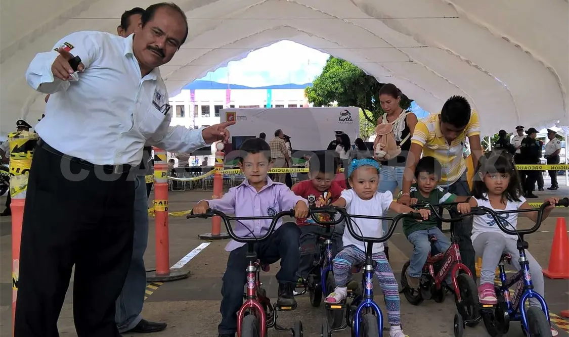 Cahuaré Pérez, durante las actividades sobre educación vial. Noé Xicotencalt / CP