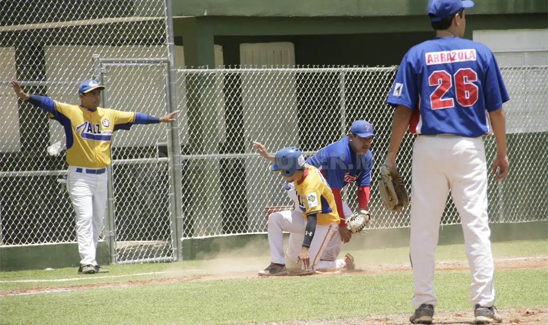 La novena varonil de ALZ Construcciones y Camarón Escarlata se enfrentaron en juego de comodines para obtener su boleto a la serie de playoffs. Guillermo Ramos / CP