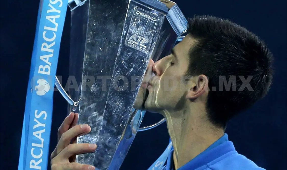 El tenista Novak Djokovic culminó en primer lugar del ranking mundial con 15 mil 584 puntos. AP