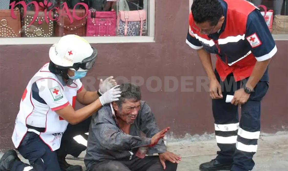 Paramédicos auxiliaron a un peatón que cayó cuando caminaba en la 1 Sur y 2 Oriente de Tuxtla Gutiérrez. Rafael Cabrera / CP