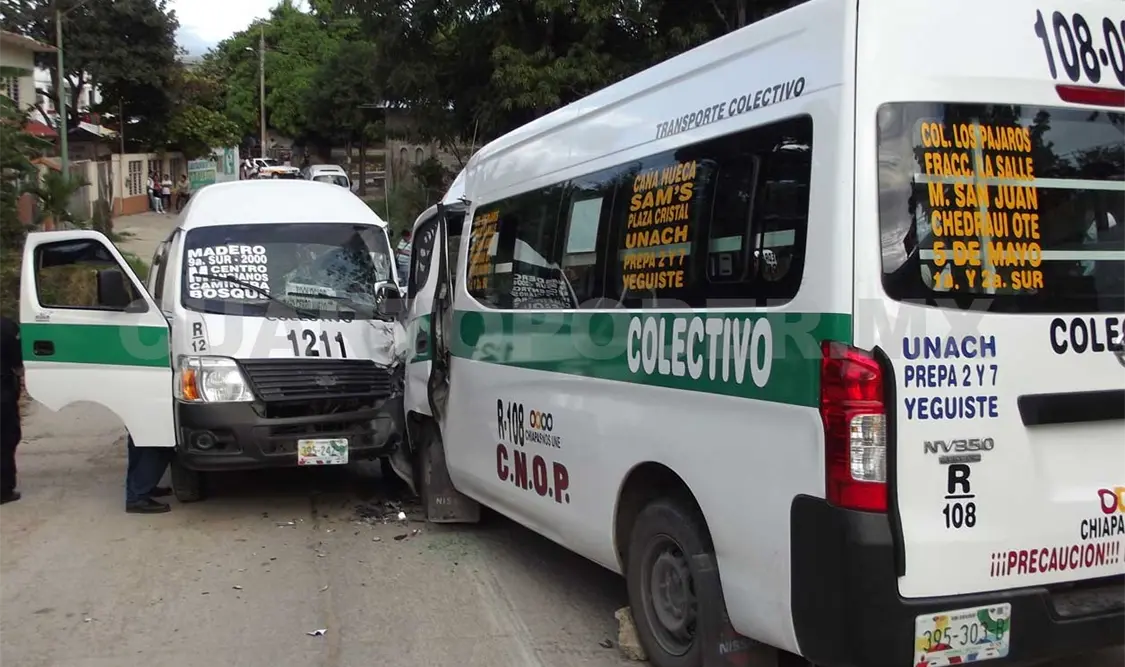 Así quedaron los dos colectivos tras el fuerte impacto semi frontal. A. Alegría / CP