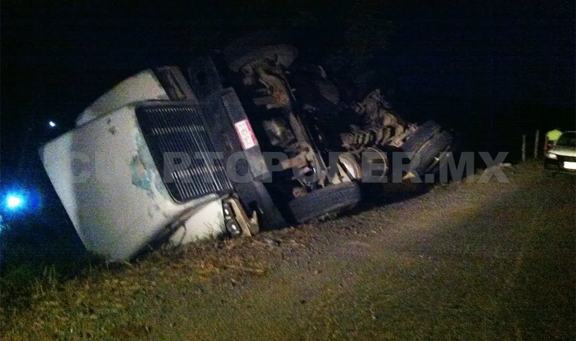 El chofer del tráiler perdió el control y volcó en la carretera que conduce a Lagos de Colón. Flor Cordero / CP
