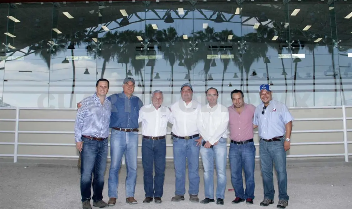 El secretario del Campo, junto a representantes de las asociaciones ganaderas. Guillermo Ramos / CP