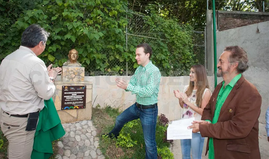 Acompañado de su esposa, Anahí de Velasco, el Gobernador de Chiapas develó un busto en memoria de Miguel Álvarez del Toro. CP