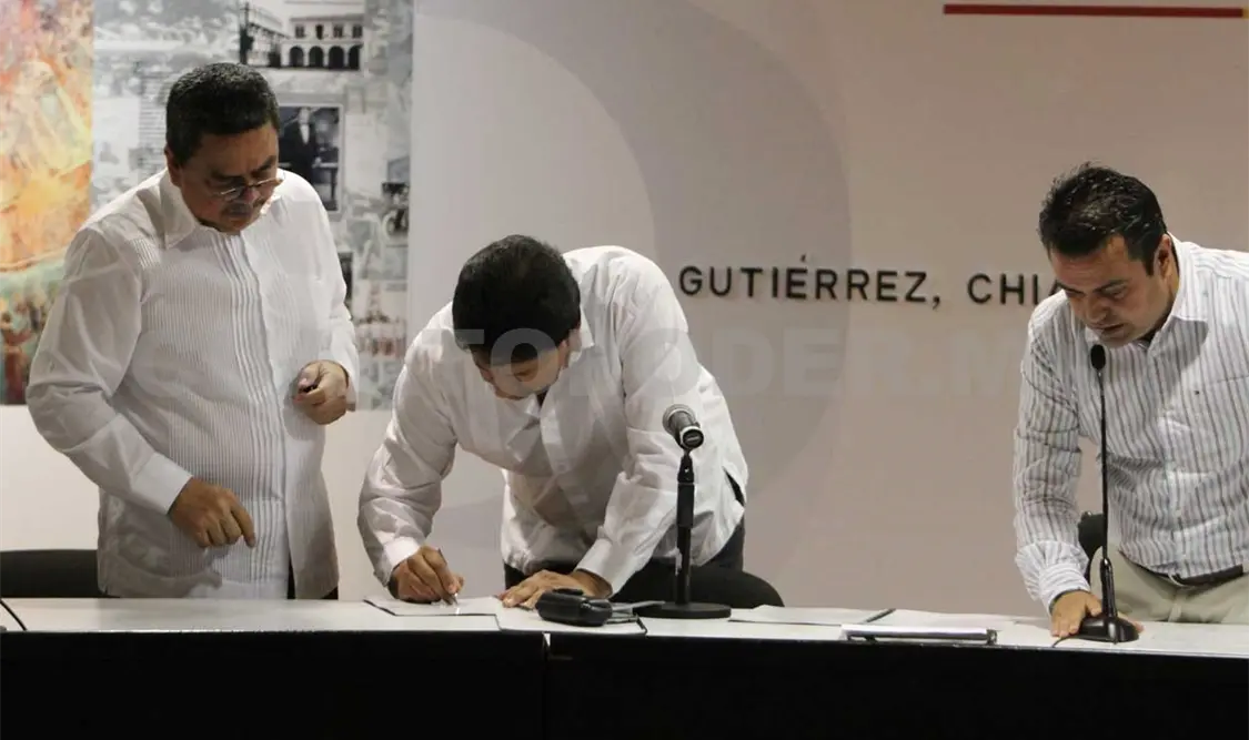 Firma de convenio entre autoridades del sector trasportista. CP