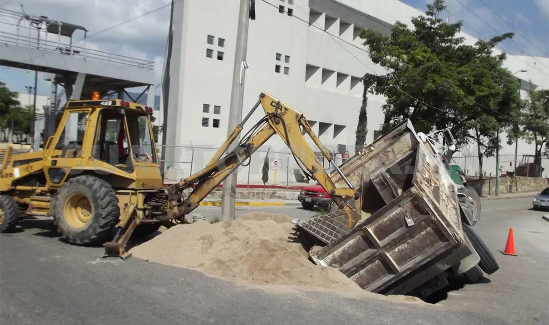 El camión era cargado con arena por un trascabo. A. Alegría / CP