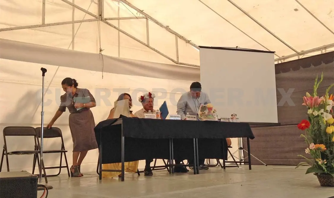 Al centro de la mesa de presídium, Robero López Moreno, el homenajeado. Noé Xicotencalt / CP