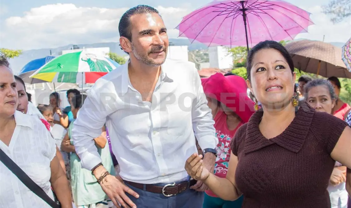 Luis Armando Melgar, en su recorrido, acompañado de habitantes de La Misión. CP