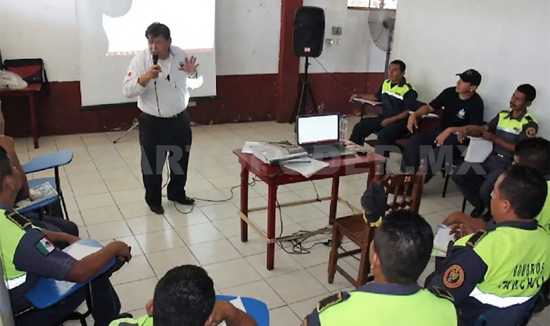 Aspecto de la capacitación al Cuerpo de Bomberos de Tapachula. CP