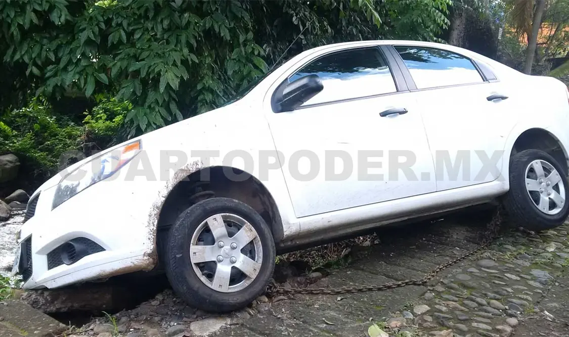 El vehículo estaba abandonado y a punto de irse al río Texcuyuapan. Rafael Victorio / CP