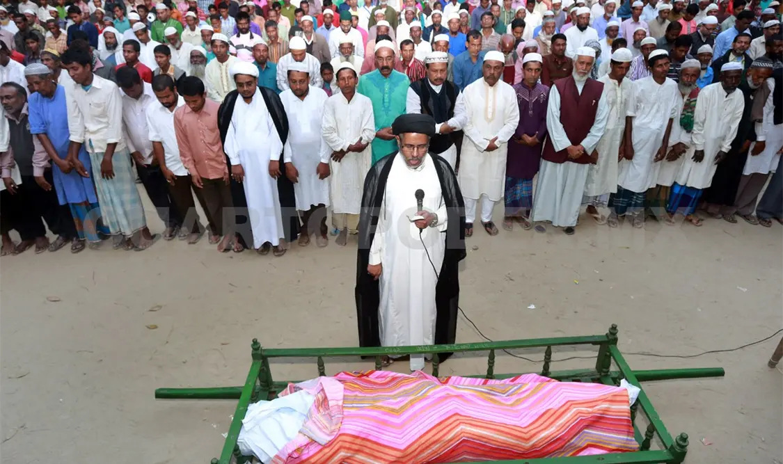 La procesión encabezada por el Movimiento Islámico de Nigeria, continuó después del atentado. AP