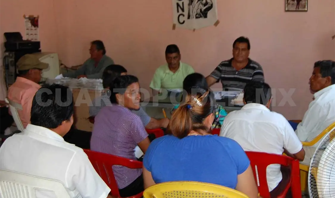 En reunión, productores recibieron algunos de los apoyos que dio la dependencia. CP