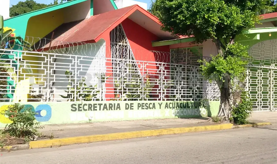 La sede de la Secretaría de Pesca en Tapachula fue asaltada por cuatro hombres armados.
