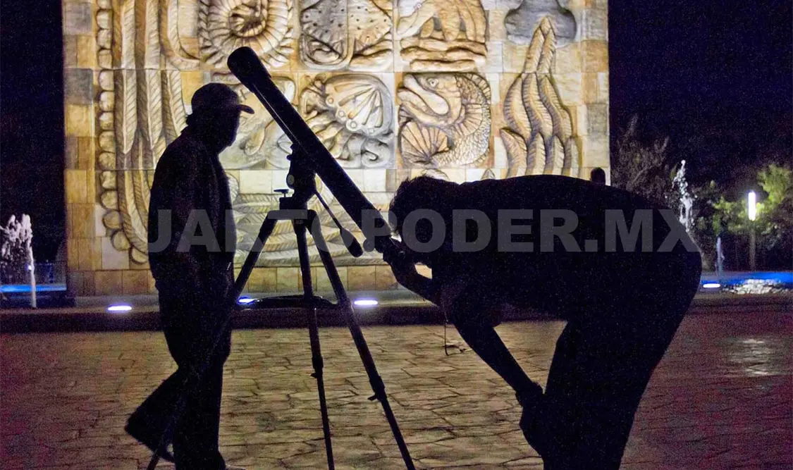 Personas observaron a través de un telescopio las maravillas del universo. Notimex