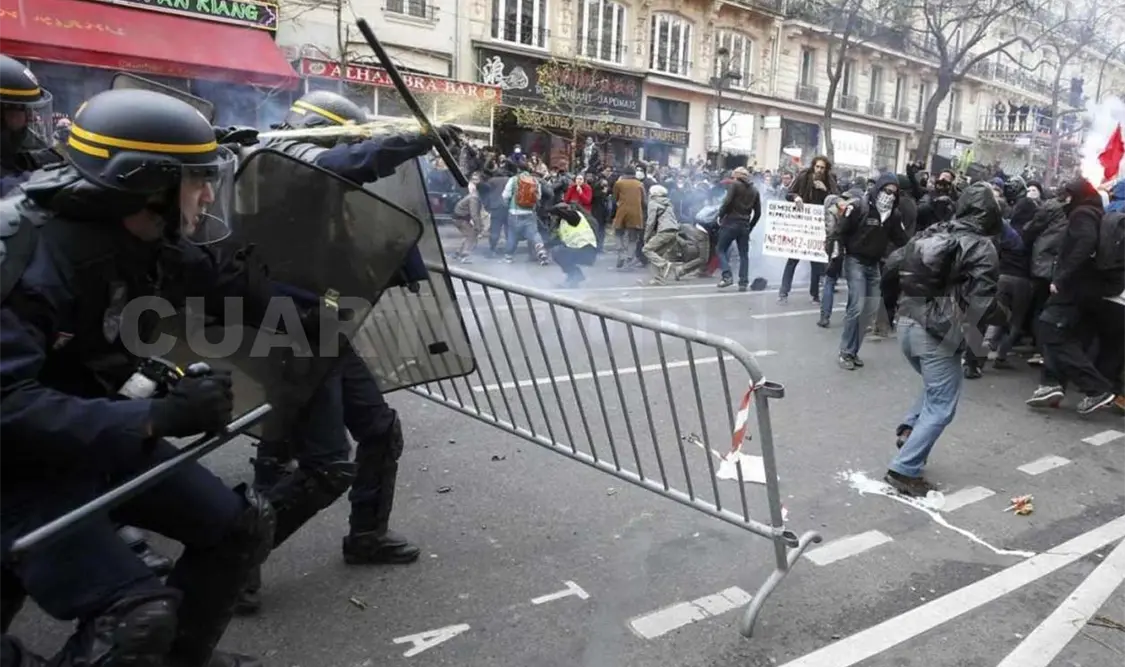 La protesta se convirtió en una batalla campal entre policías y manifestantes. Agencias