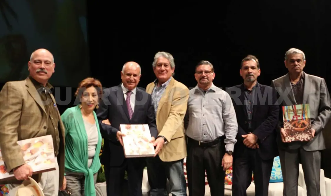 Autoridades reunidas en la presentación del libro en gastronomía. CP