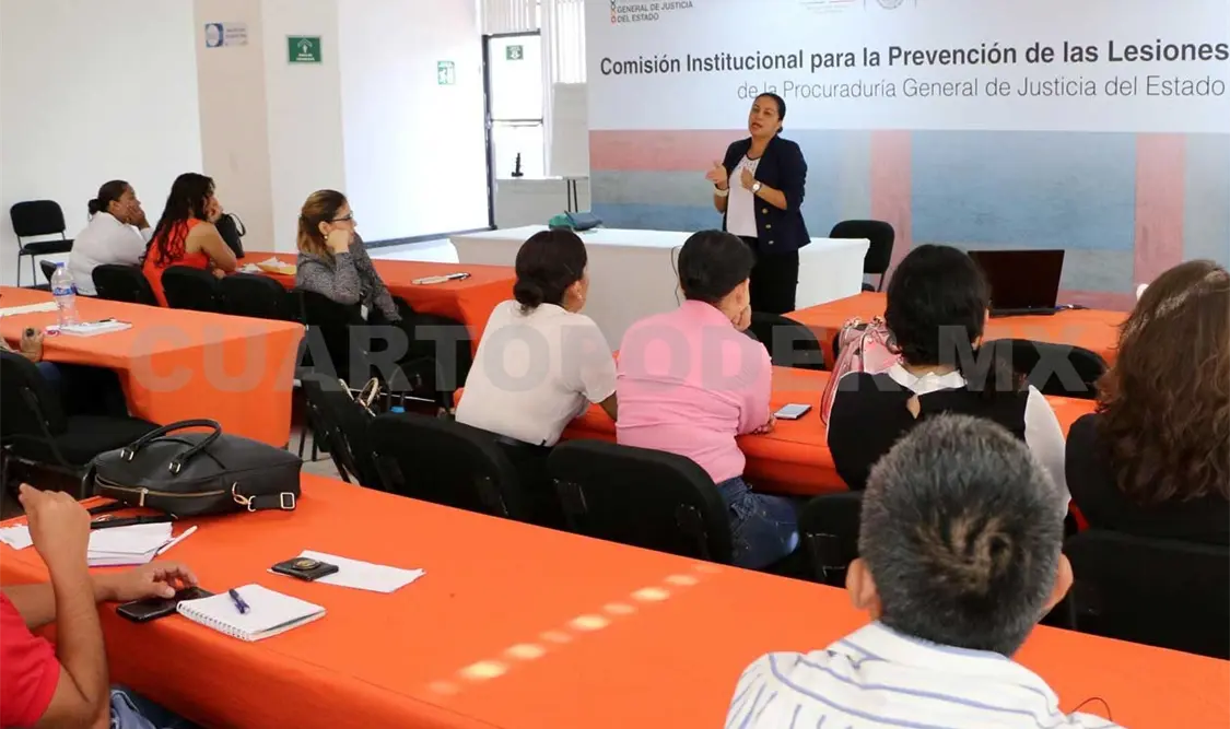 Aspecto del taller dirigido por Patricia de los Santos, quien reconoce el trabajo de la PGJE en capacitar a su personal. CP
