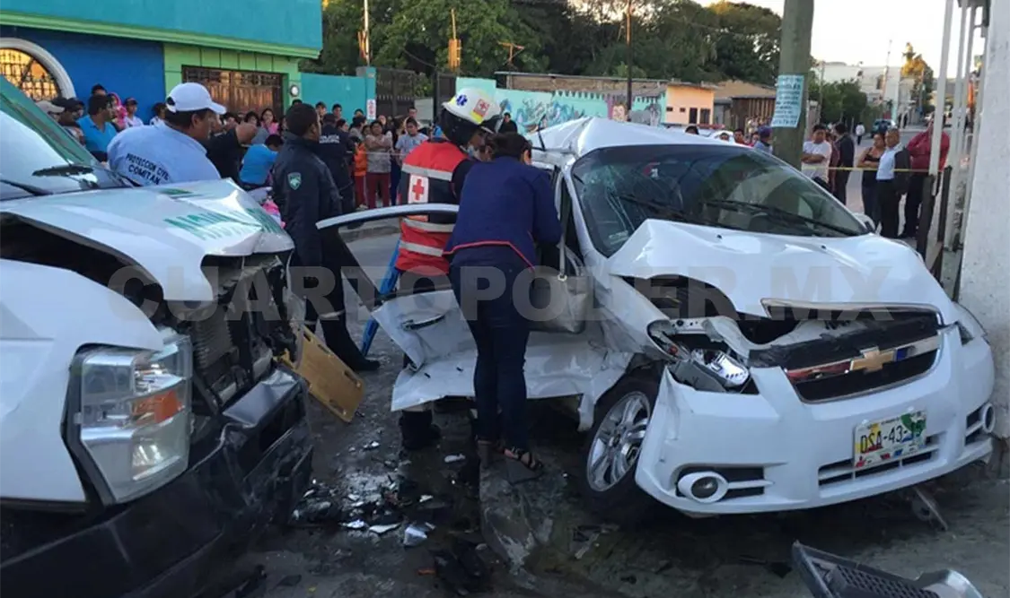 Un coche fue impactado por una ambulancia en el barrio Nicalocok de Comitán, con saldo de 7 heridos. Flor Cordero / CP