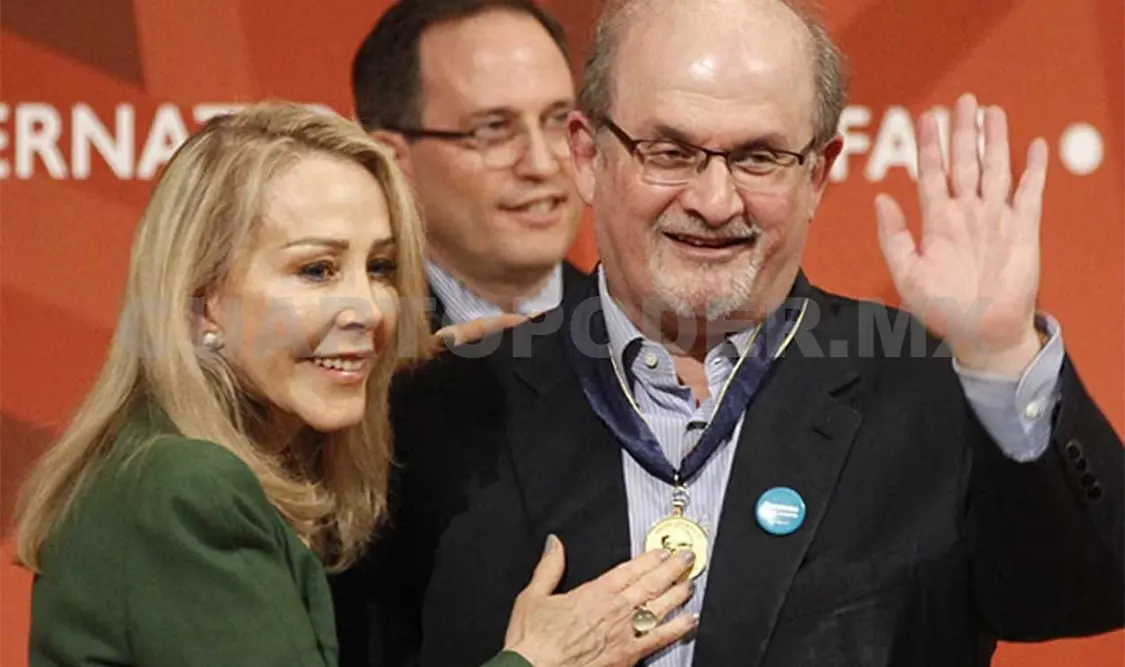 La esposa de Carlos Fuentes hizo entrega del galardón. Agencias