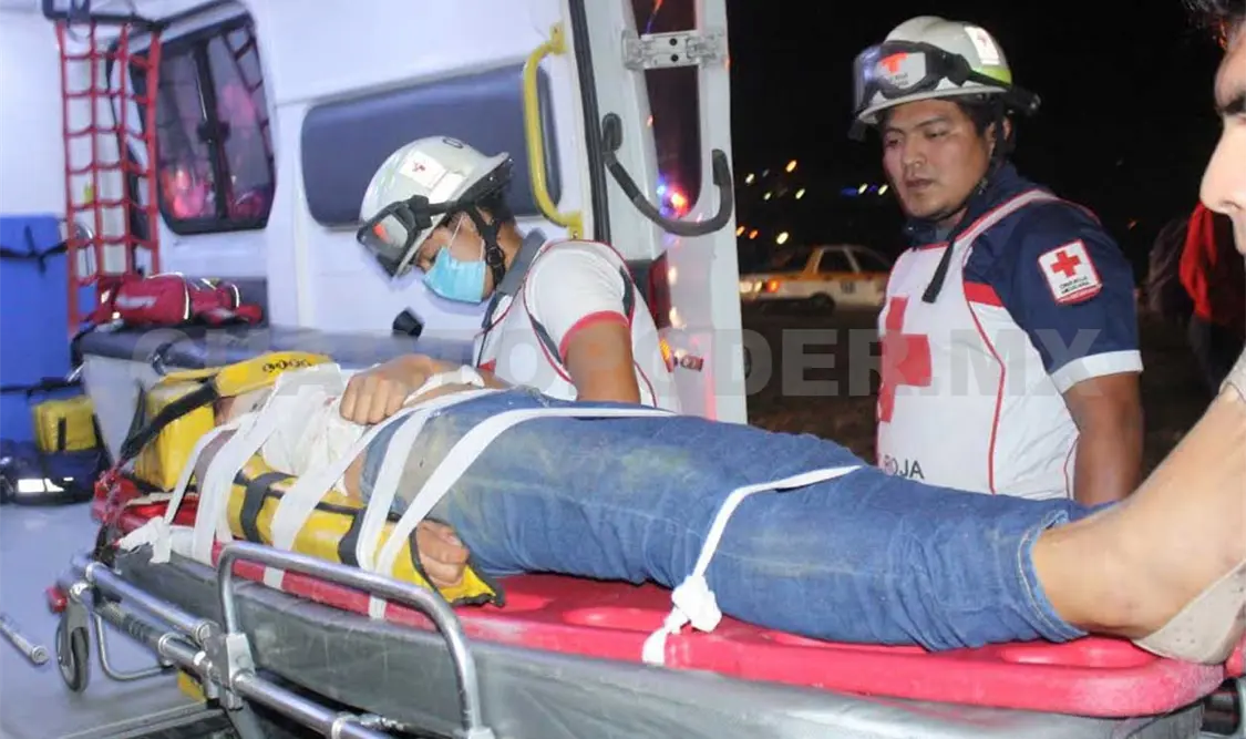 Paramédicos de la Cruz Roja Mexicana trasladaron a un hospital a la lesionada.