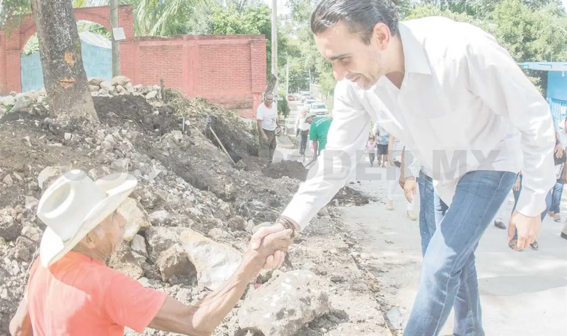 Melgar visita a habitantes de la colonia Santa Rita