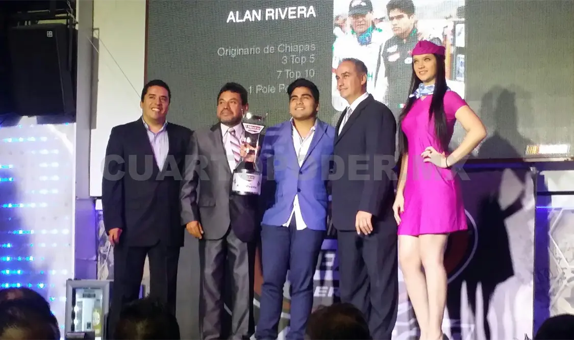 Alán Stefano Rivera recibió el trofeo que lo acredita como Novatos del Año 2015 de la México Pro Series. Cortesía