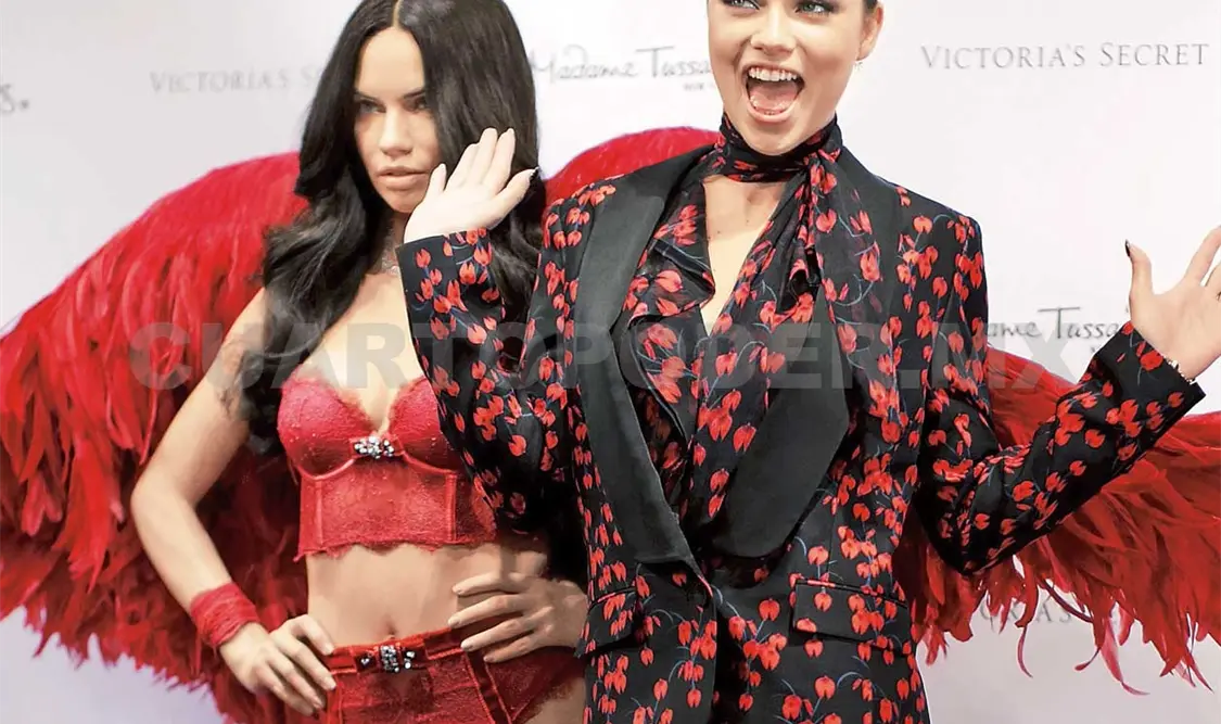 La modelo Adriana Lima se manosea