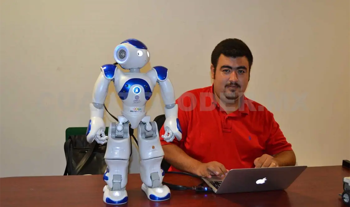 Robot chiapaneco interactúa con niños