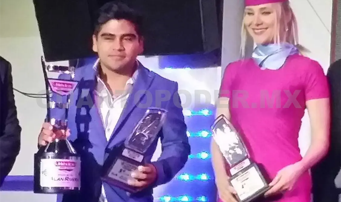 Alán Stefano, con el trofeo en la mano