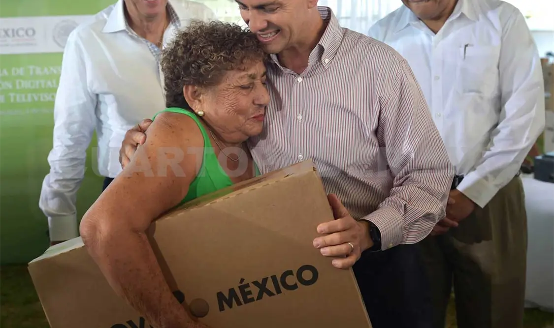Gobierno completará entrega de televisores antes del apagón: EPN