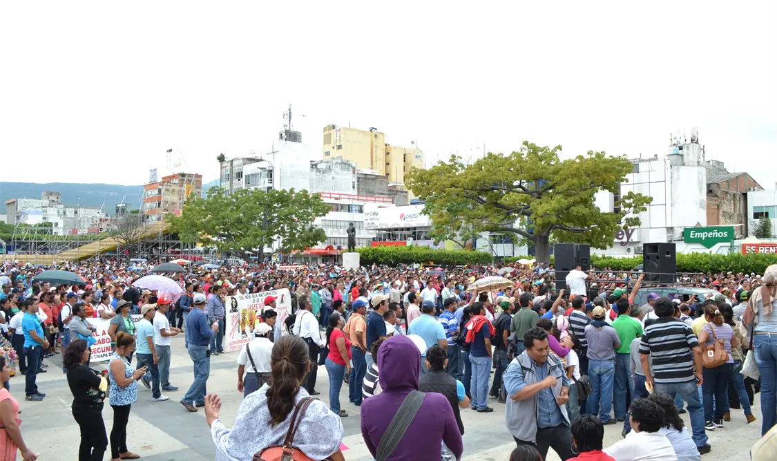 Magisterio enfrente del edificio de gobierno / Por María José Díaz