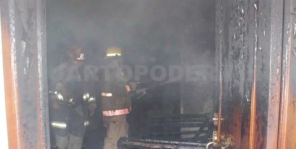 Se incendia casa; bomberos rescatan a dos perros