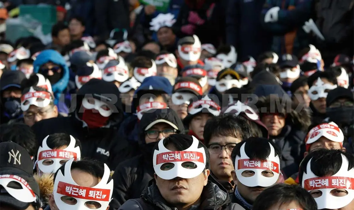 Manifestantes exigieron la dimisión de la presidenta Park Geun-hye por su proyecto de reforma laboral y otras políticas. AP