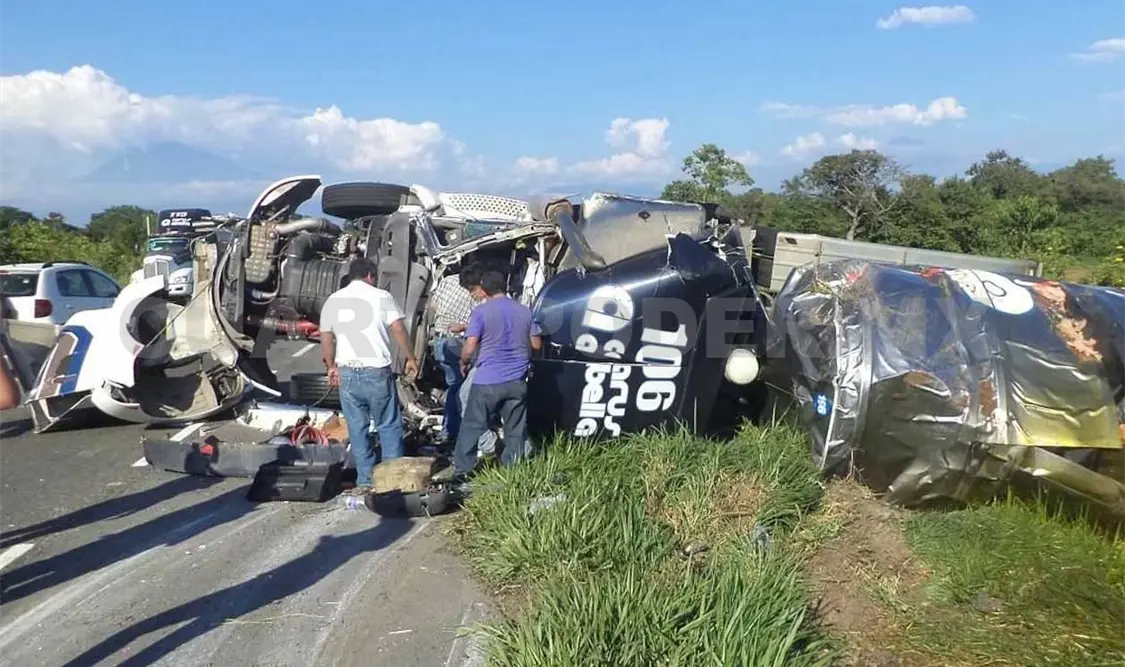 El accidente ocurrió obre el tramo carretero Metapa de Domínguez-Tapachula, a la altura del kilómetro 7 sobre el libramiento Sur del primera municipio.