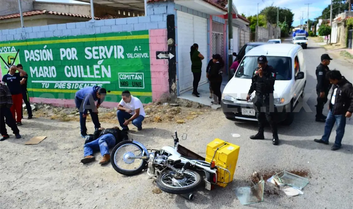 Motociclista se impacta contra camioneta