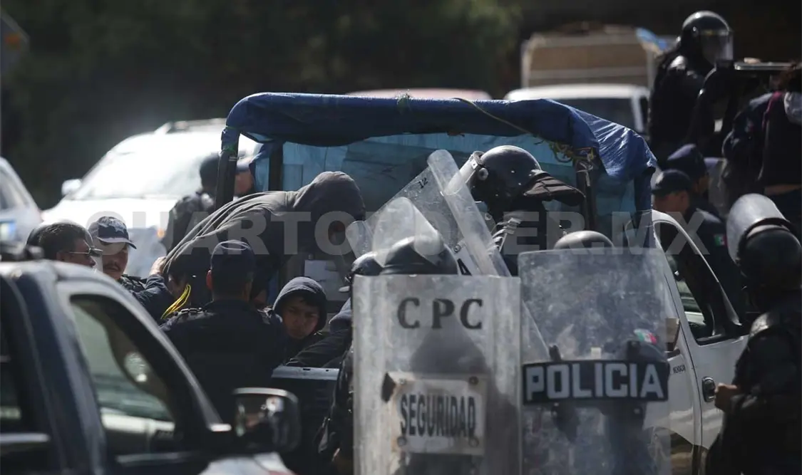 Se enfrentan policías y normalistas