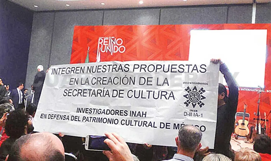 Trabajadores del INAH se manifestaron en la FIL Guadalajara para pedir que se “integren” sus propuestas a la Secretaría de Cultura. Cortesía