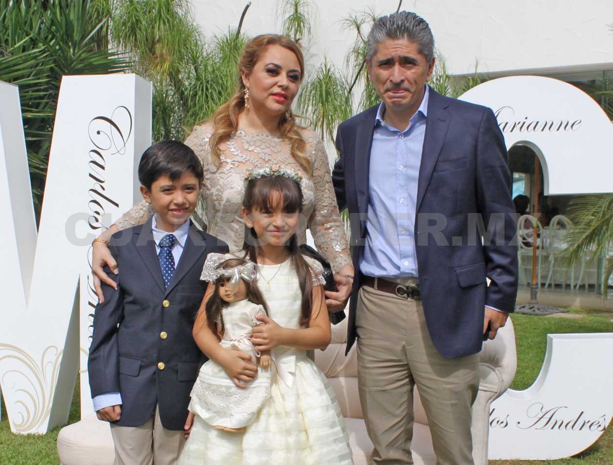 Carlos y Marianne reciben la comunión
