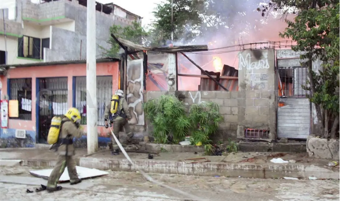 Machetea a vecino y en venganza vándalos le prenden fuego a su casa