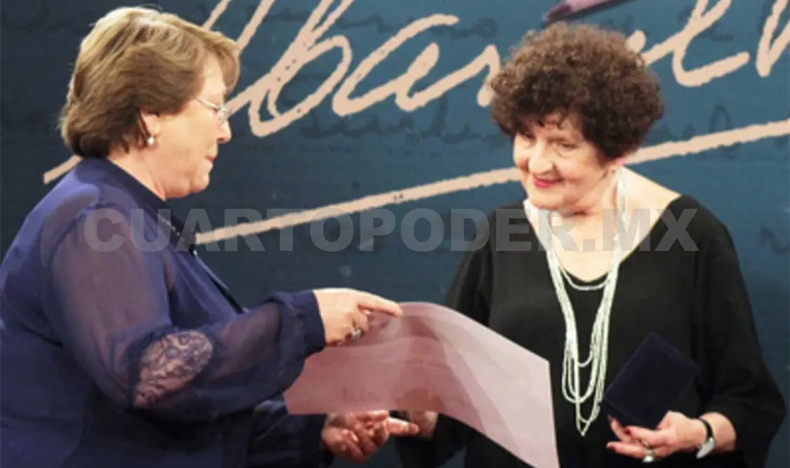 La mandataria chilena Michelle Bachelet entregando el premio a Margo Glantz. Cortesía
