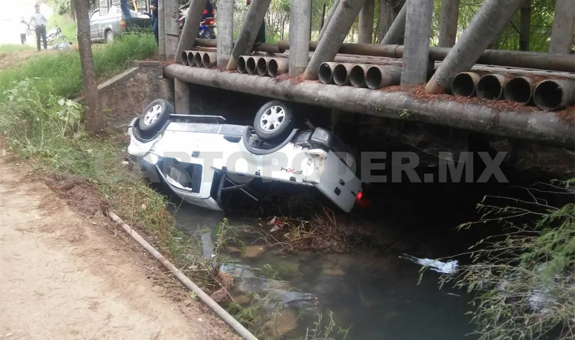 Hallan camioneta volcada bajo puente en Tzimol