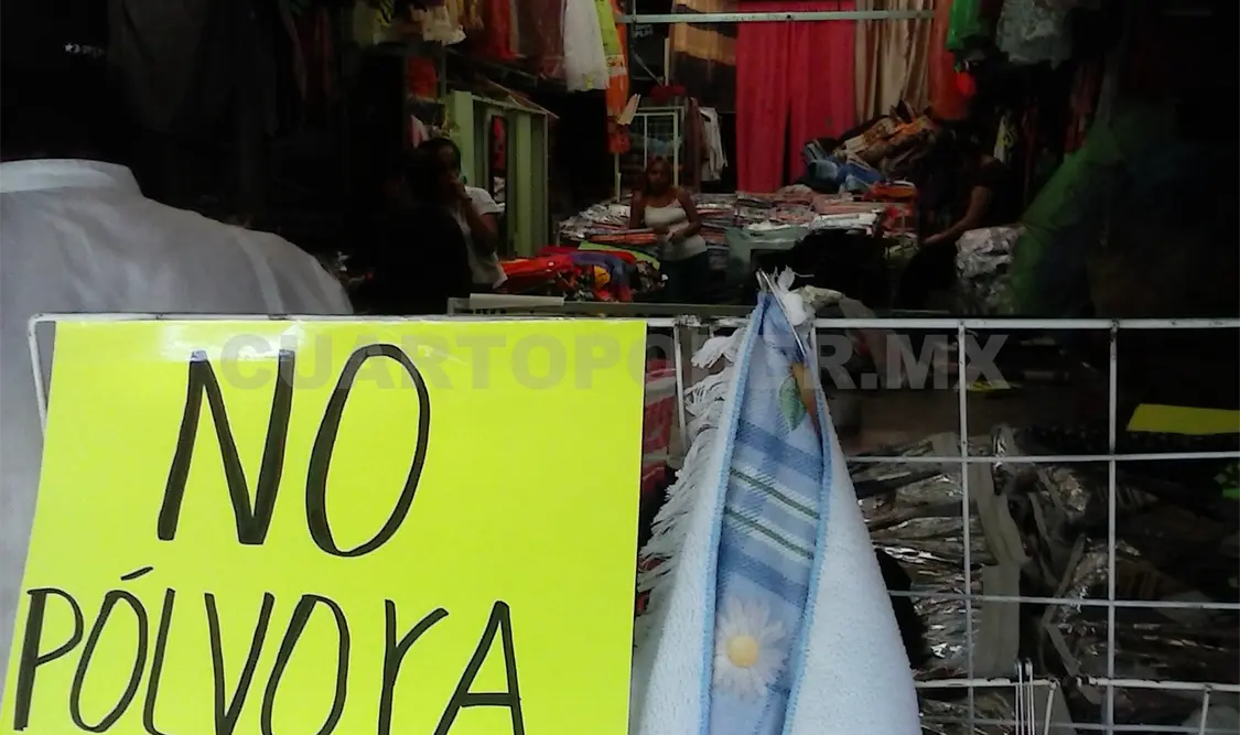 Ante el incremento de la venta de pirotecnia en la zona de mercados, comerciantes prohiben introducirlas a sus establecimientos. Sergio Granda / CP