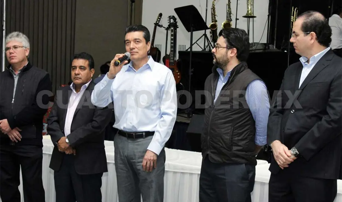 Rutilio Escandón Cadenas, en compañía de trabajadores del PJE, agradeció a cada uno por la labor que desempeñan dentro de la casa de justicia. CP