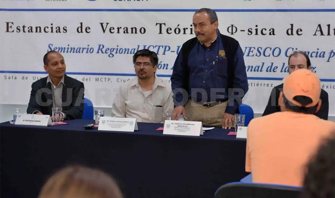 Aspecto de la bienvenida a cargo de Franco Escamirosa Montalvo en representación del rector de la Unach. CP
