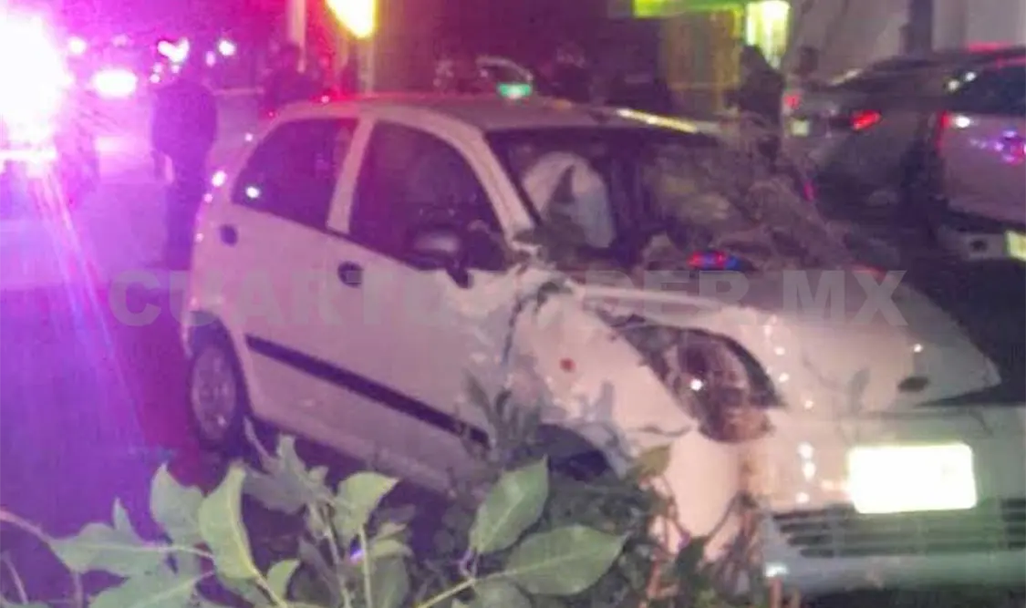 Un automovilista murió al chocar contra un poste de luz, la madrugada del viernes en la entrada a Residencial La Hacienda. Rafael
