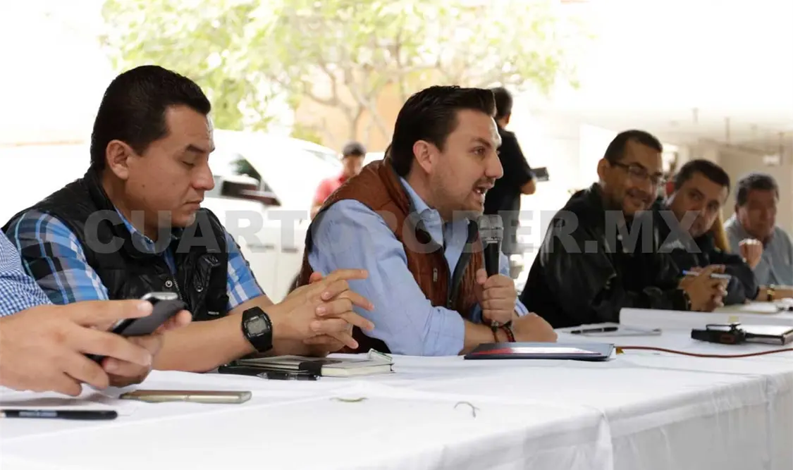 Fernando Castellanos hace equipo con colonos de Tuxtla